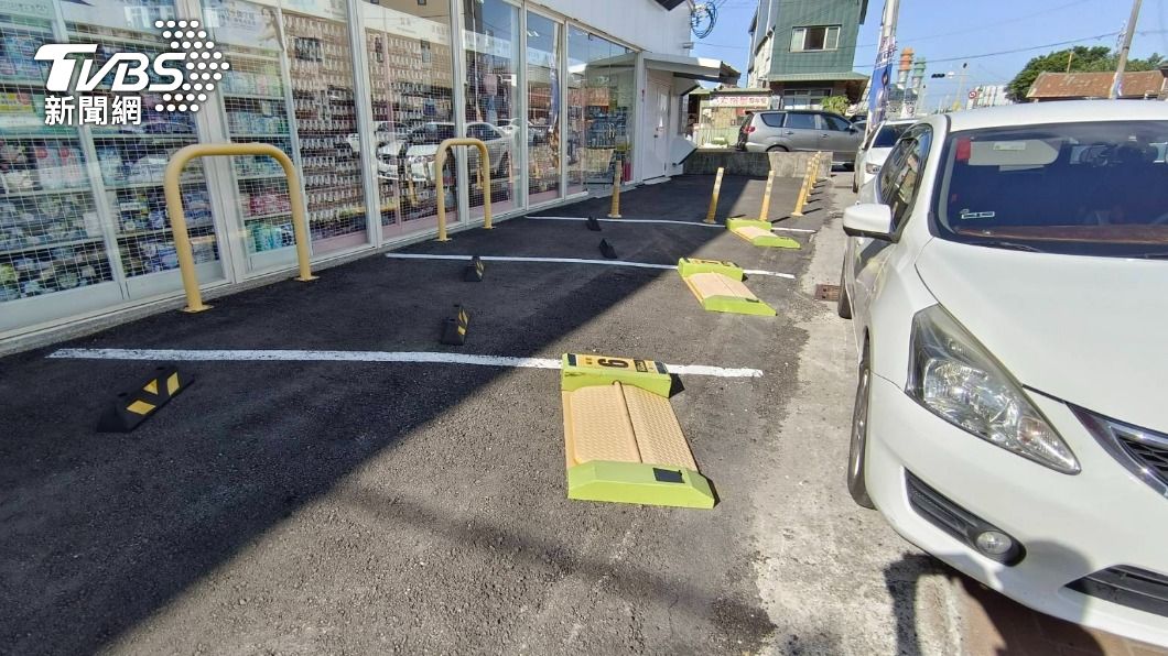 鴨霸亂停人行道封印停車格 網:在通霄付停車費簡直笑話