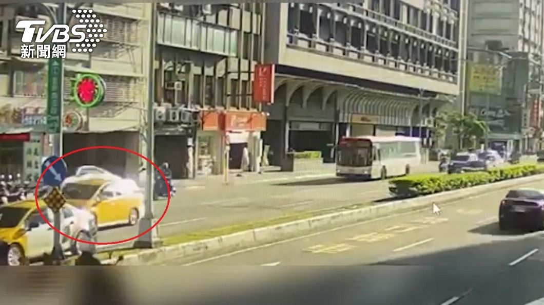 莊男酒後駕駛賓士車,不慎追撞計程車、機車。(圖/TVBS)