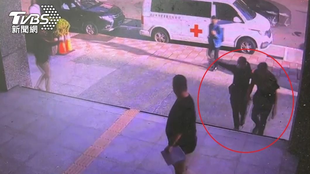 三重分局女警將肇事的莊男帶回警局偵辦。(圖/TVBS)