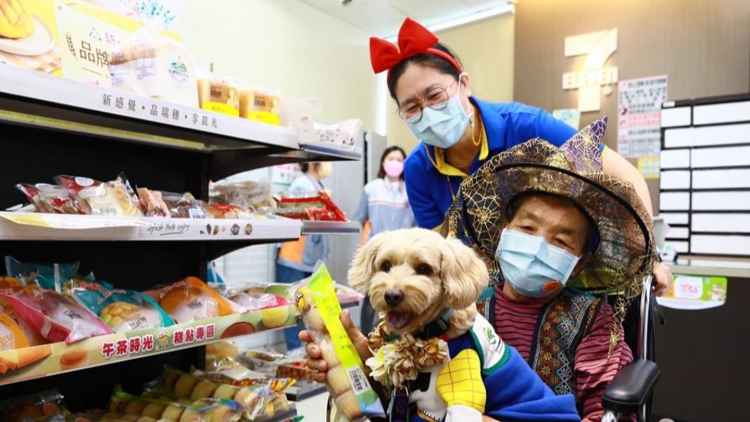 搶救失智者刻不容緩！超商首讓輔療犬入店　帶毛孩採購喚回自信