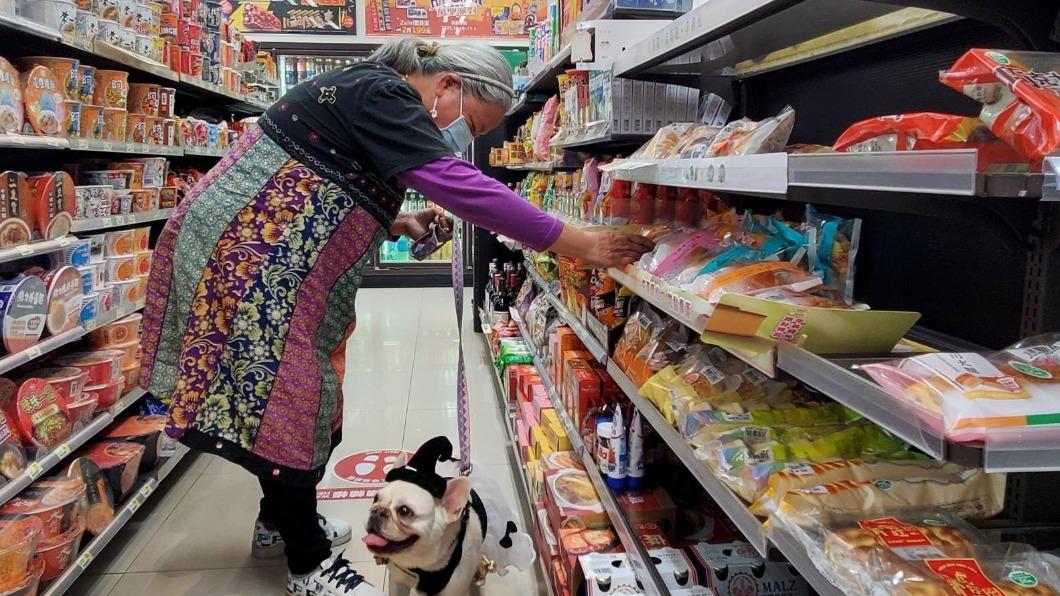 由輔療犬的帶動下讓長者完成超商採購,能提升走出據點進入社區的意願。(圖/業者提供)