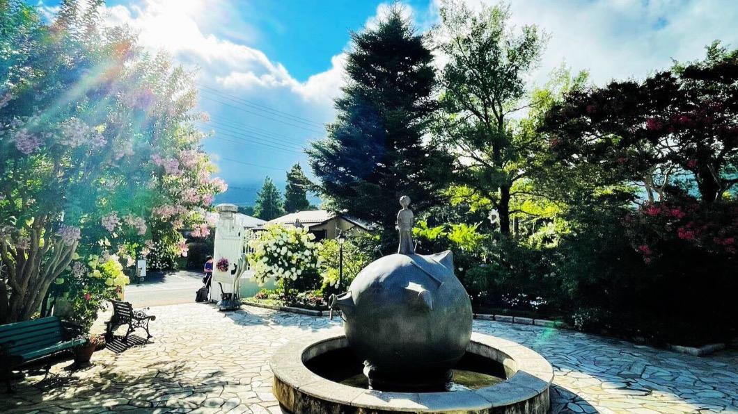 小王子與他所居住的B612星球的銅像。(圖/翻攝自小王子博物館官方推特)