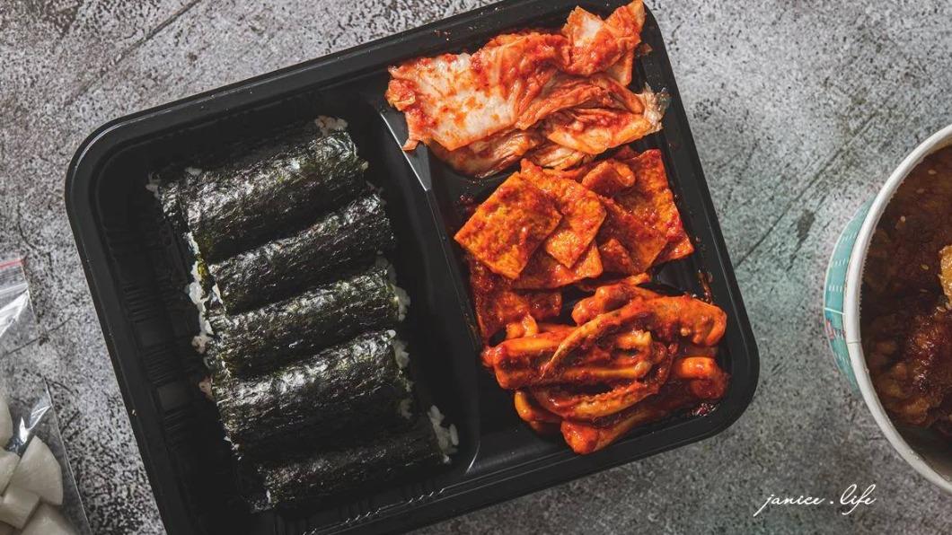 套餐內含10個小飯捲、魷魚、魚板、泡菜以及湯品。(圖/潔妮食旅生活提供)