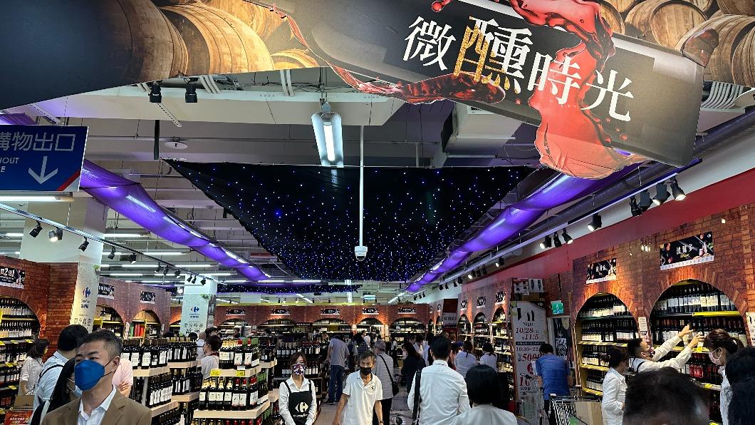 家樂福指出,Wine Fair活動每日單店人潮可破2500人。(圖/許稚佳攝)