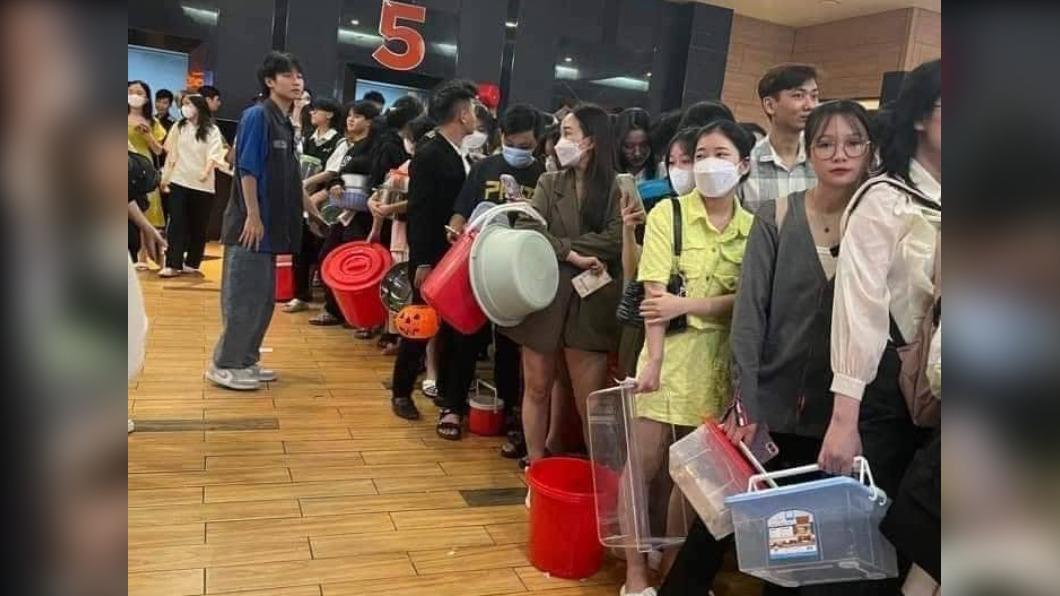 免費爆米花吸引滿滿排隊人潮。(圖/翻攝自泰國清邁象臉書)
