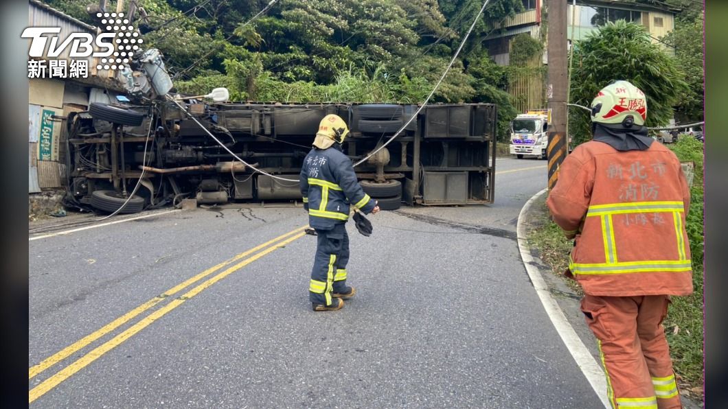 北宜公路大貨車過彎失控撞電桿、民宅後翻覆 駕駛輕傷送醫
