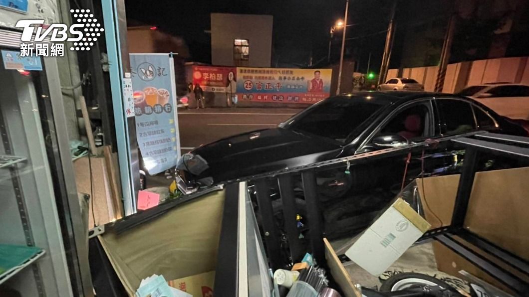 賓士失控撞飲料店!闆娘嚇喊:我的媽啊 酒駕男落跑被逮
