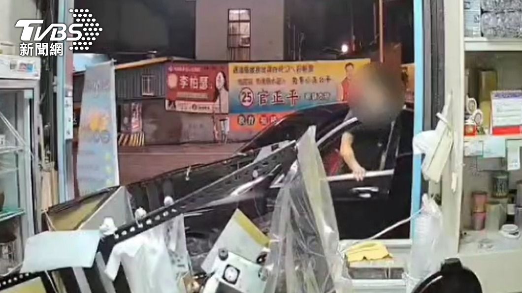酒駕男肇事後直接棄車落跑。(圖/TVBS)