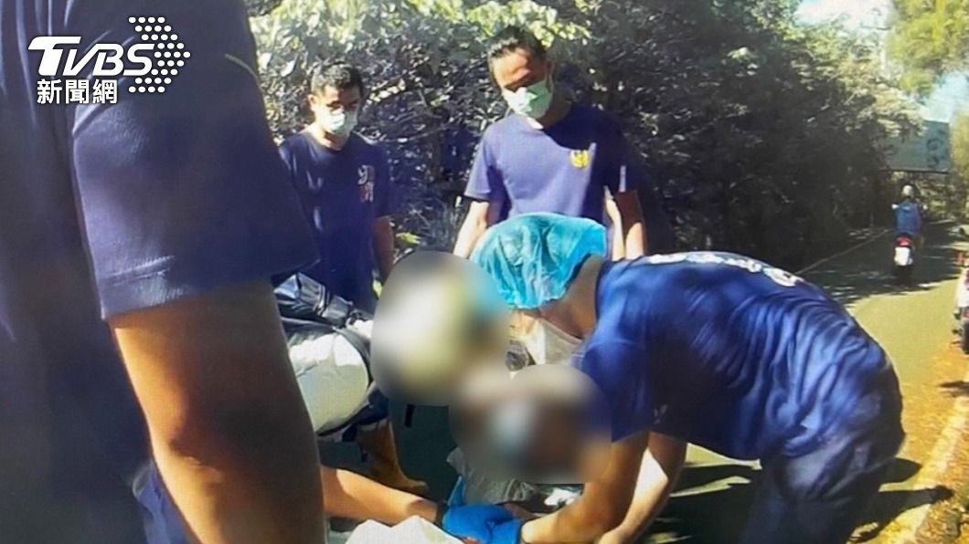員警和救護人員獲報後,火速趕抵山上協助送醫。(圖/TVBS)