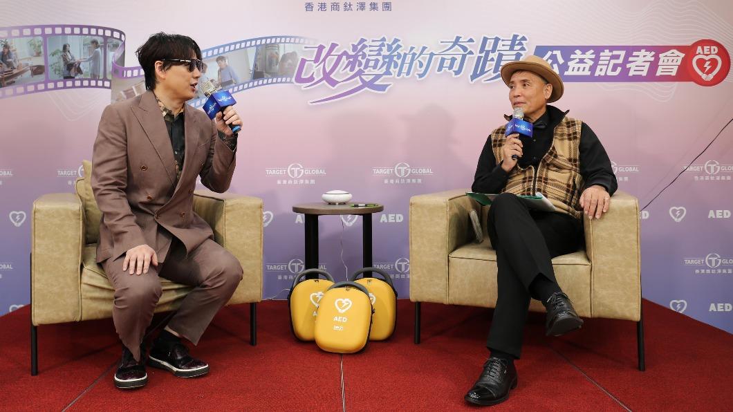 蕭煌奇出席公益活動,接受主持人廖偉凡訪問。(圖/鈦澤集團提供)