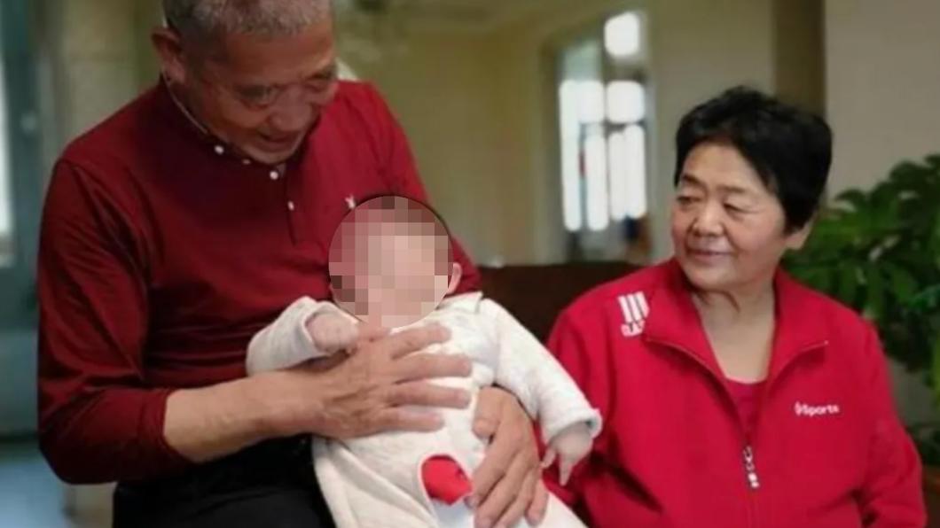田女和丈夫分別以67和69歲高齡3度當爸媽。(圖/翻攝自微博)