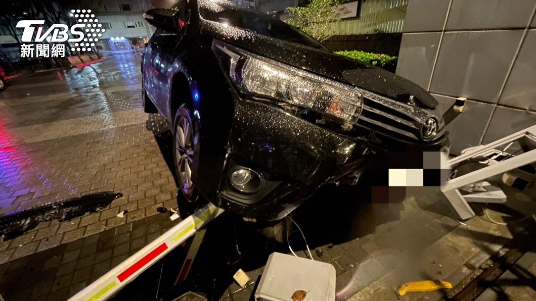 男子爆衝撞斷科技園區柵欄 疑畏罪丟包愛車逃逸