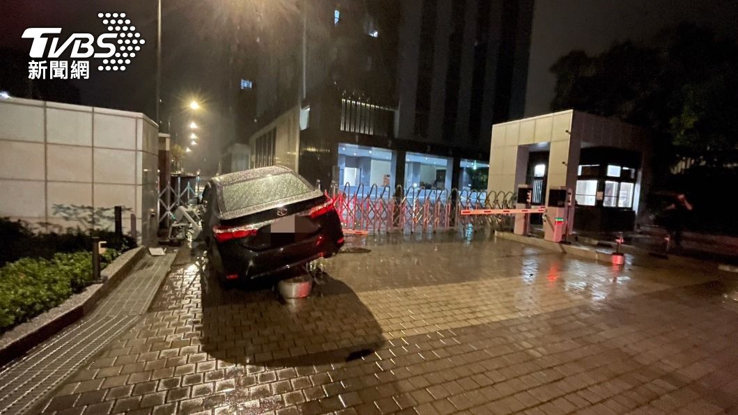 小轎車撞斷園區入口的柵欄，駕駛卻逃逸無蹤。（圖／TVBS）