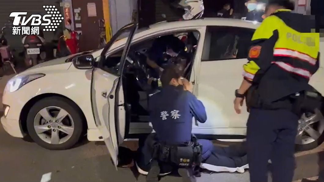 巡邏警盤查違停小轎車 意外逮毒蟲、通緝犯