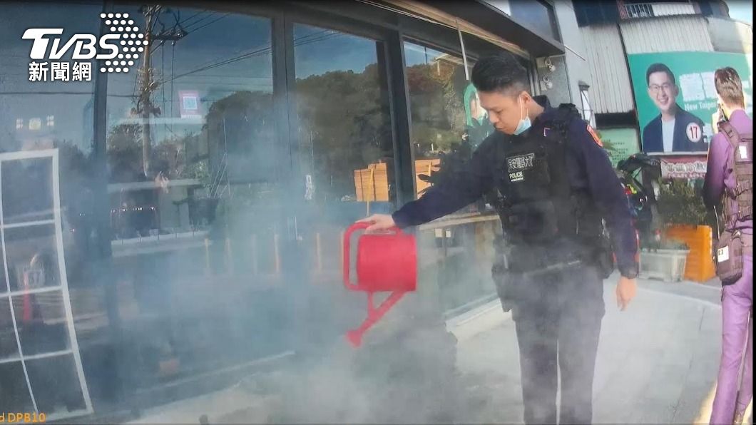 滅火器水管水壼紛出籠 巡邏警救火阻延燒