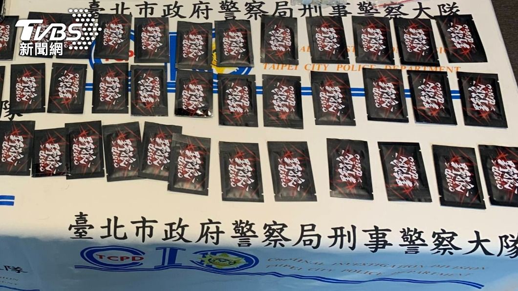 警方查獲大量毒品咖啡包。(圖/TVBS)
