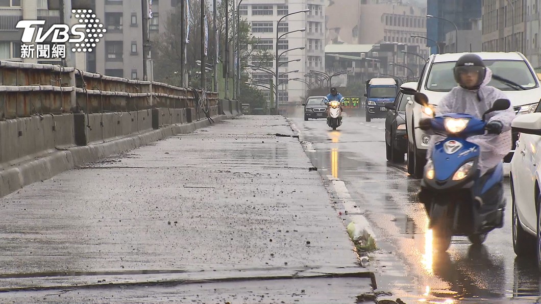 共伴效應挾雨彈，7縣市大雨特報。（圖／TVBS資料畫面）