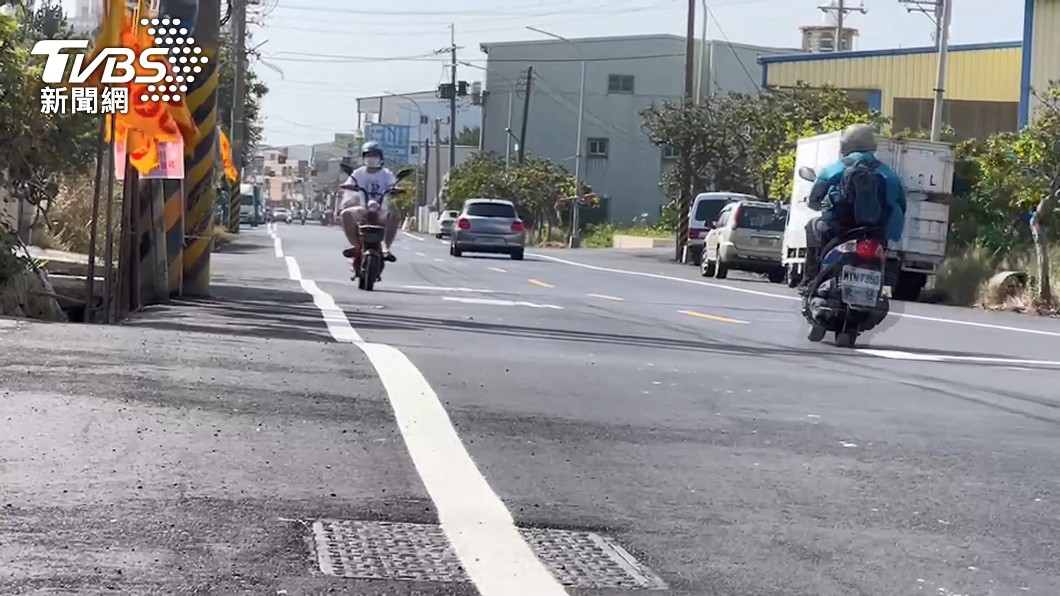 台灣馬路凹凸不平、處處補丁。（圖／TVBS）