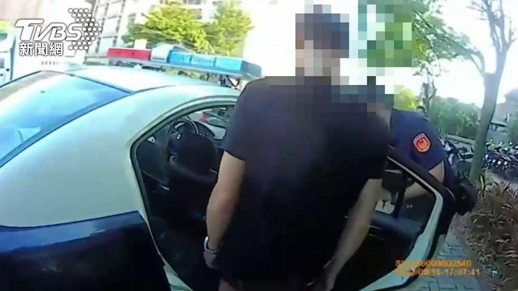 警方先逮捕秦姓車手,順利追回800萬鉅款。(圖/TVBS)