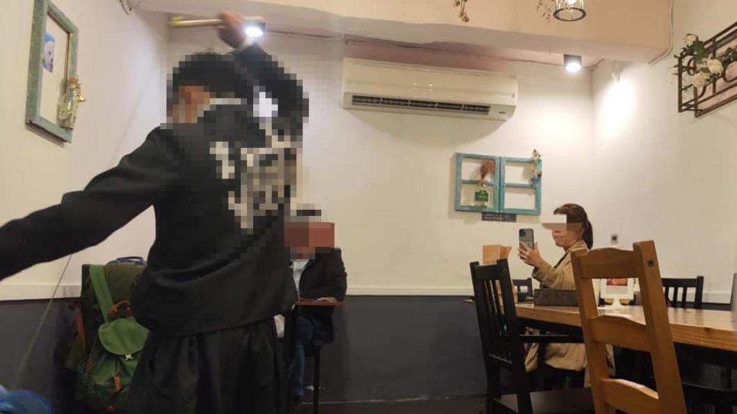 真的扯!餐廳驚見小孩「扯鈴」媽媽還錄影 他怒:臉皮厚