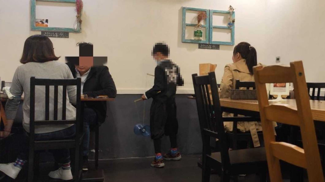 原PO透露,孩子走回座位後還繼續扯。(圖/翻攝自爆料公社公開版臉書)