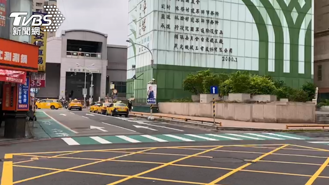 事發地點位於桃園火車站鬧區。(圖/TVBS)