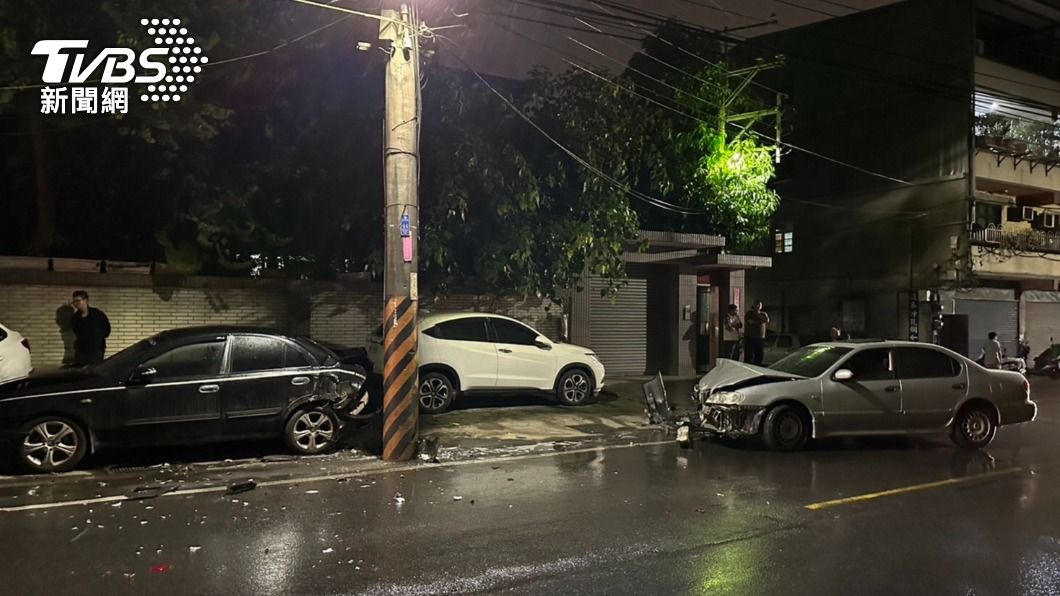 酒駕連撞電線杆、2轎車 男畏罪落跑仍遭逮