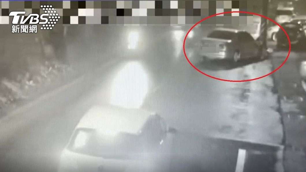監視器拍下小轎車自撞的瞬間。(圖/TVBS)