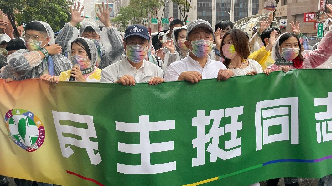 「挺同志、挺平權」! 陳時中冒雨參加同志遊行民眾歡呼