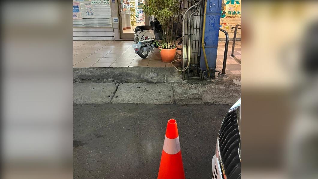 買房送車位?2樓住戶擺三角錐嗆「這我家的」 報警秒變俗辣