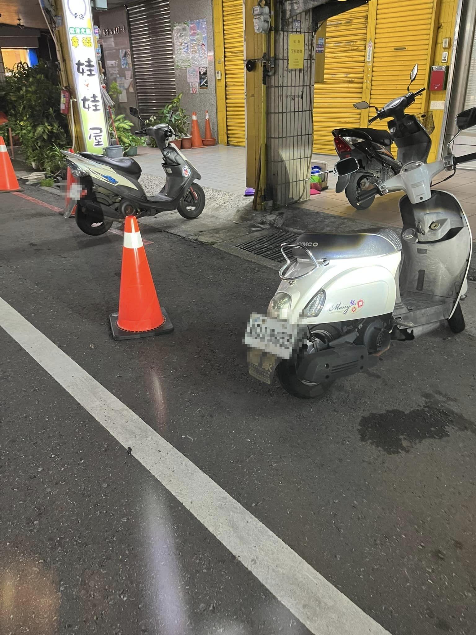原PO表示男屋主還刻意將機車從騎樓牽到馬路佔位。(圖/翻攝自爆料公社二社)