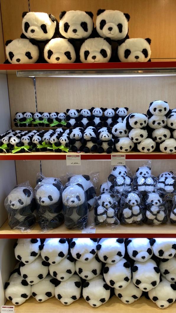 滿滿的貓熊周邊濕品。(圖/ 翻攝 松坂屋上野店 IG)