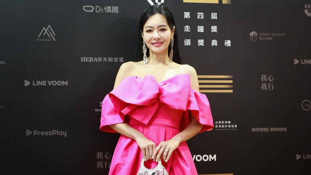 王思佳以一慣的粉紅色系服裝登場。(圖/讀者提供)