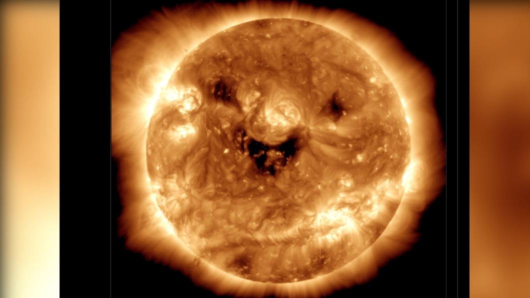 NASA衛星拍到太陽在「微笑」 網友發揮創意P哏圖