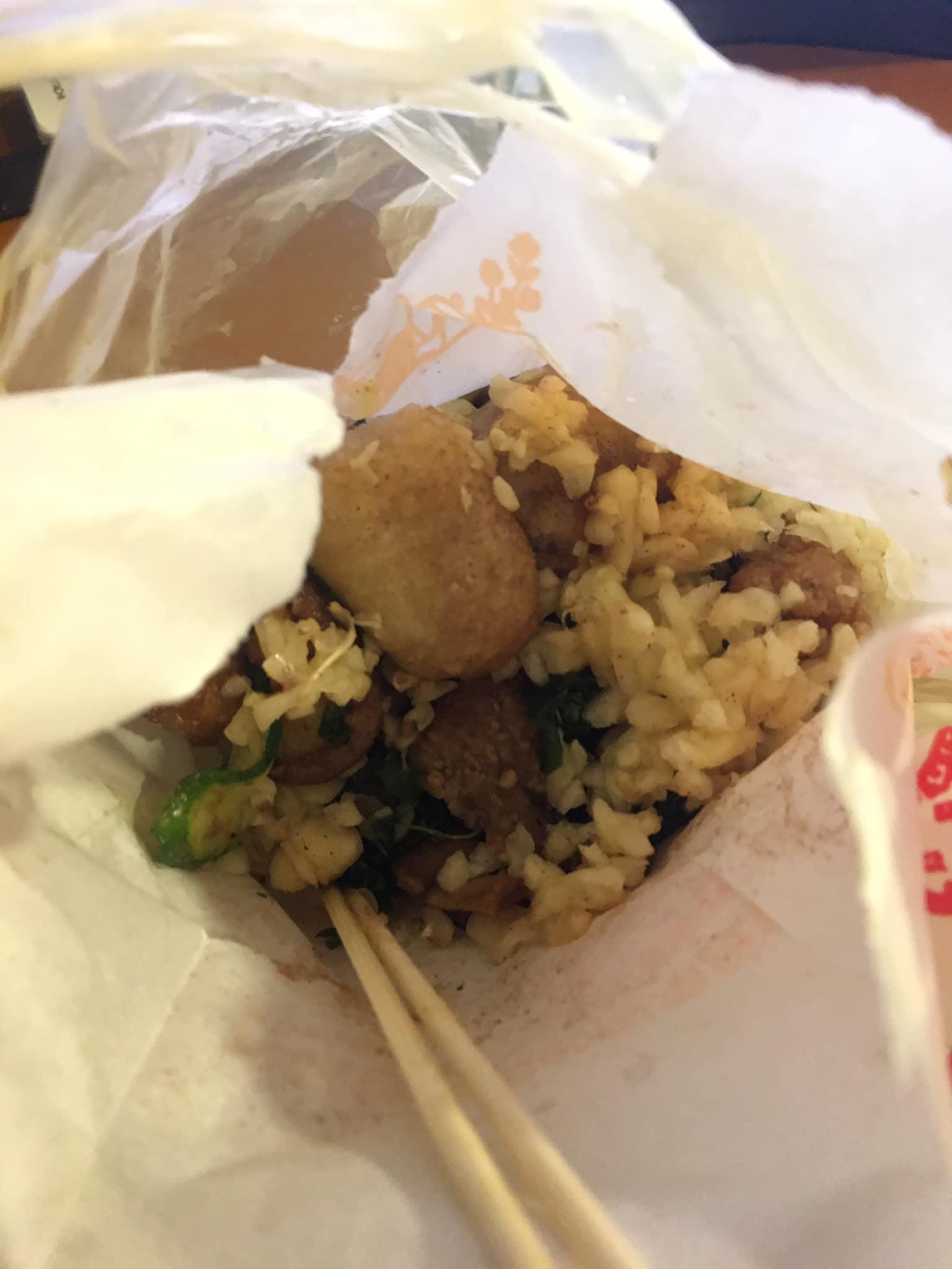 照片可見整袋鹹酥雞舖滿了蒜頭。(圖/翻攝自PTT)
