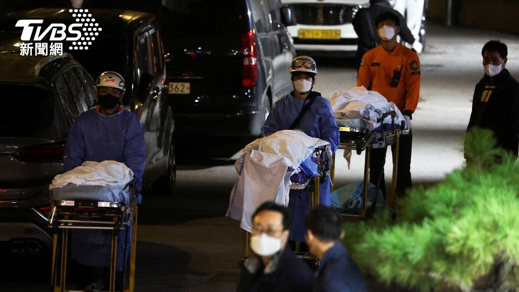 遺體一個又一個運出。（圖/達志影像路透社）