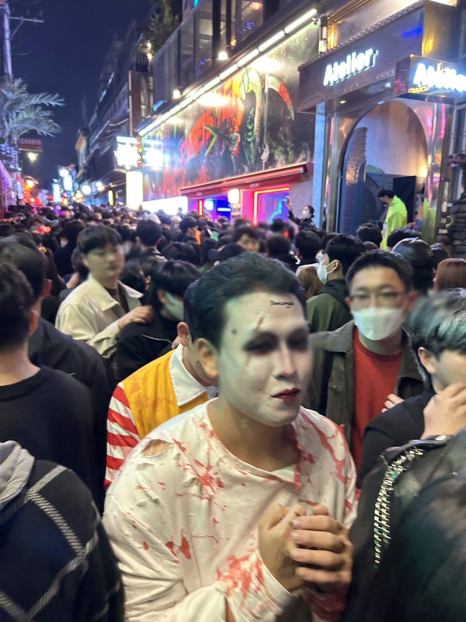 梨泰院昨日舉行萬聖節派對。（圖／翻攝自推特）