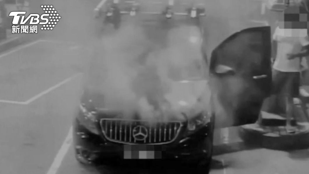 加油槍才剛插...賓士車竄白煙下秒狂燒 駕駛急逃員工幫滅火
