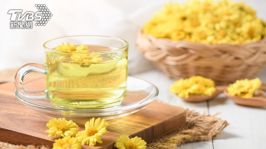 菊花茶有「清肝明目」功效。（示意圖／shutterstock達志影像）