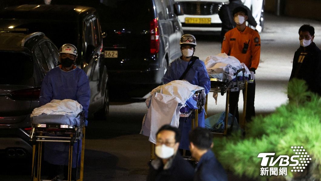 遺體一個又一個運出。（圖/達志影像路透社）