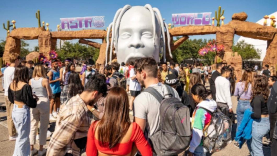 美國饒舌歌手史考特(Travis Scott),2021年在「天文音樂祭」(Astroworld Festival)表演時,歌迷發生踩踏意外,造成8人身亡。(圖/翻攝自《紐約郵報》)
