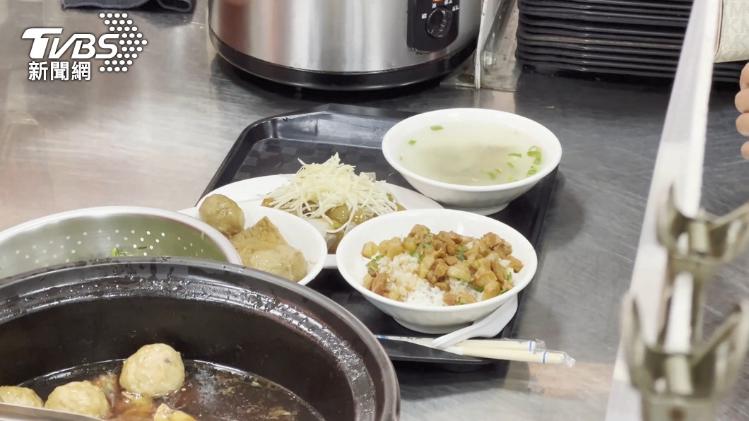 高雄知名肉燥飯食材未離地放置 衛生局要求限期改善