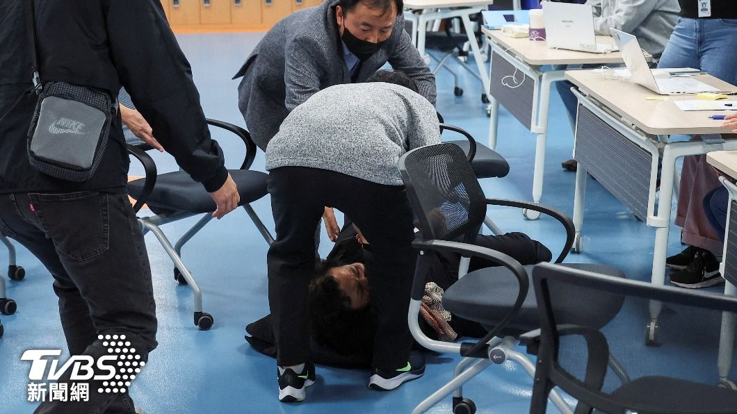 父母得知孩子罹難後,當場哭到癱軟。(圖/達志影像路透社)
