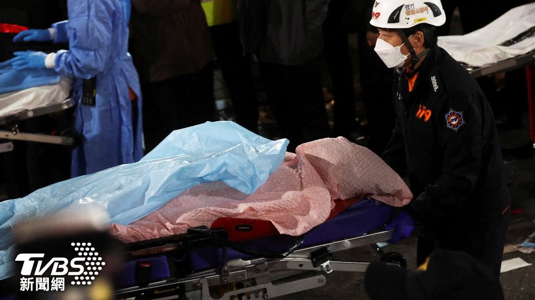 一具又一具遺體從現場運出。(圖/達志影像路透社)