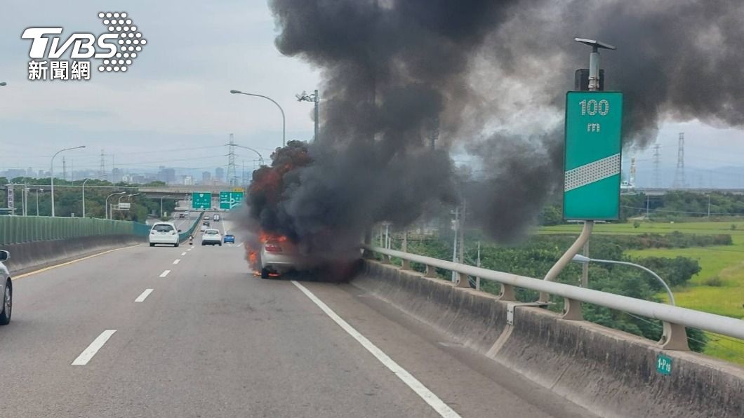 快訊/開一半冷氣變暖器 台74轎車自燃燒成火球