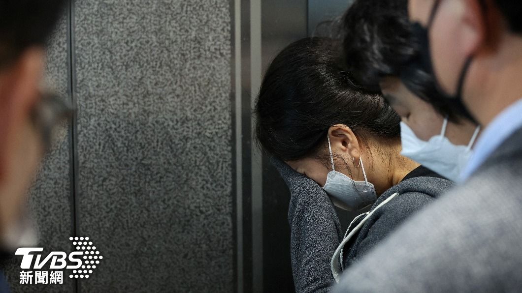 南韓梨泰院踩踏事件,家人崩潰大哭。(示意圖,非當事人/達志影像路透社)