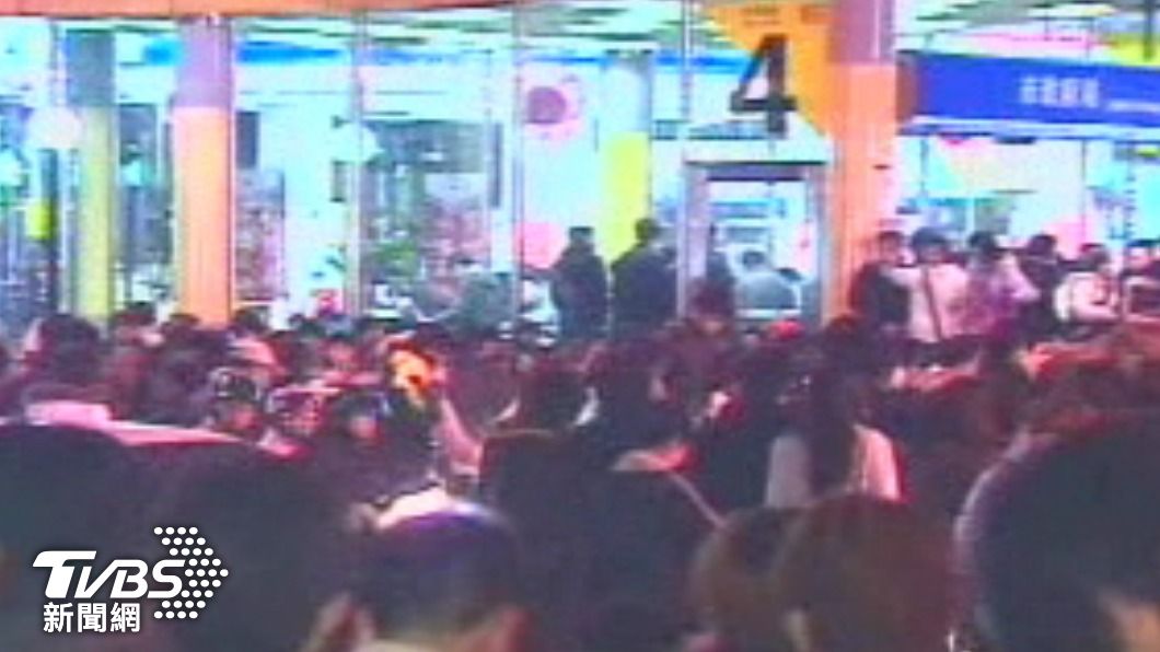 網友想起跨年2004年捷運掀頭皮事件。(圖/TVBS資料畫面)