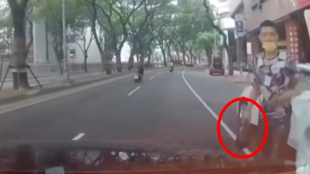 男子下車拿包包攔車。(圖/翻攝自爆料公社)