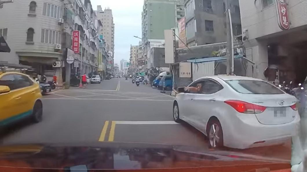 蔣男二度開窗攔車。(圖/翻攝自爆料公社)
