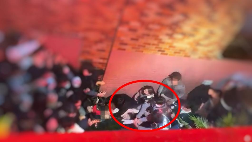 白衣女子臉色蒼白,3員警協力仍無法將她拉出來。(圖/翻攝自宋讚養臉書)